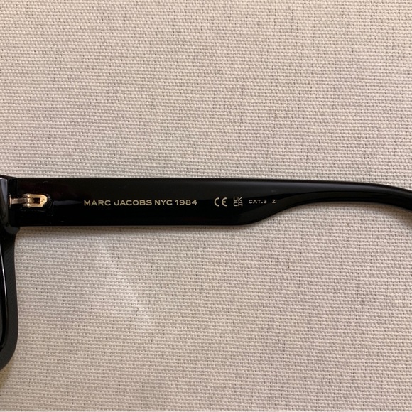 MARC JACOBS Embossed Logo Square Sunglasses — Glossy Black & Grey Gradient Lens - Picture 13 of 17